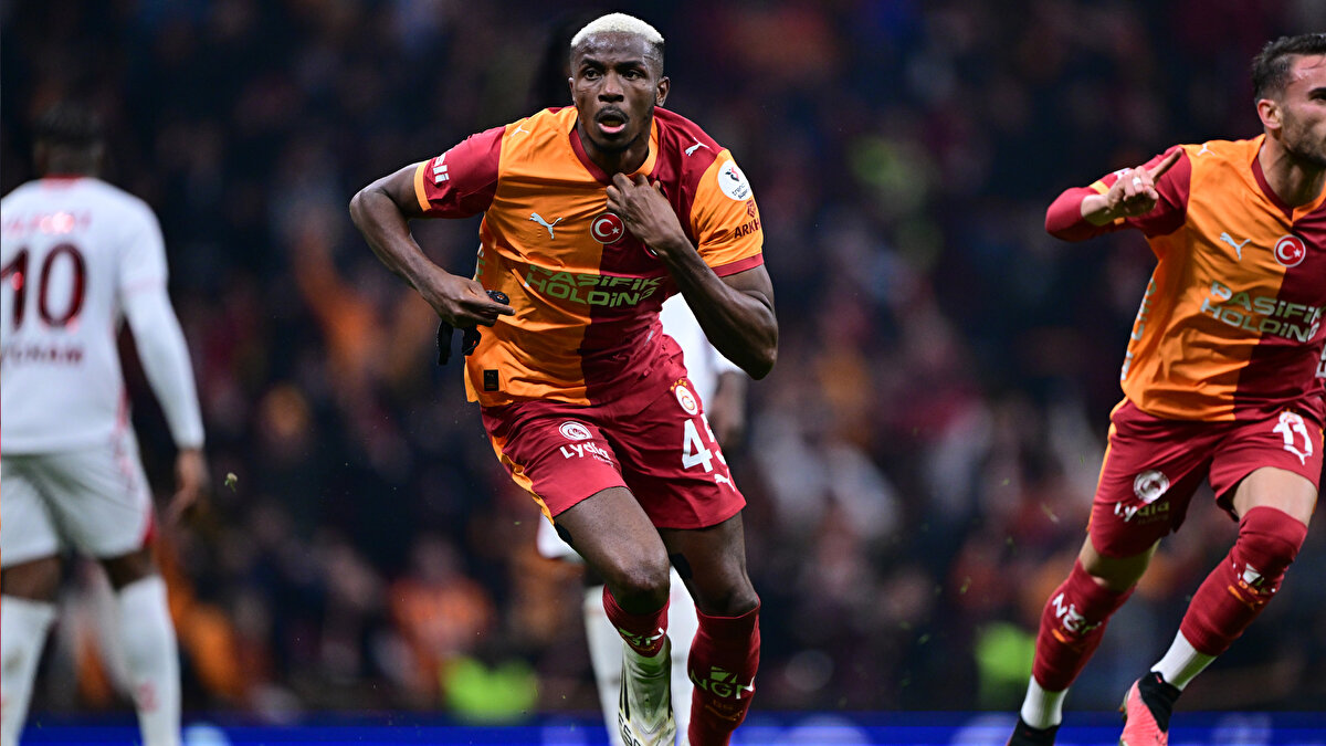 Galatasaray'da geçtiğimiz sezon kazanılan şampiyonlukta büyük rol oynayan ve Galatasaray'ın kulüp tarihinin en pahalı transferir olarak kayıtlara geçen Victor Osimhen, kariyeri ve eski hayatıyla ilgili çok çarpıcı itiraflarda bulundu. <br>