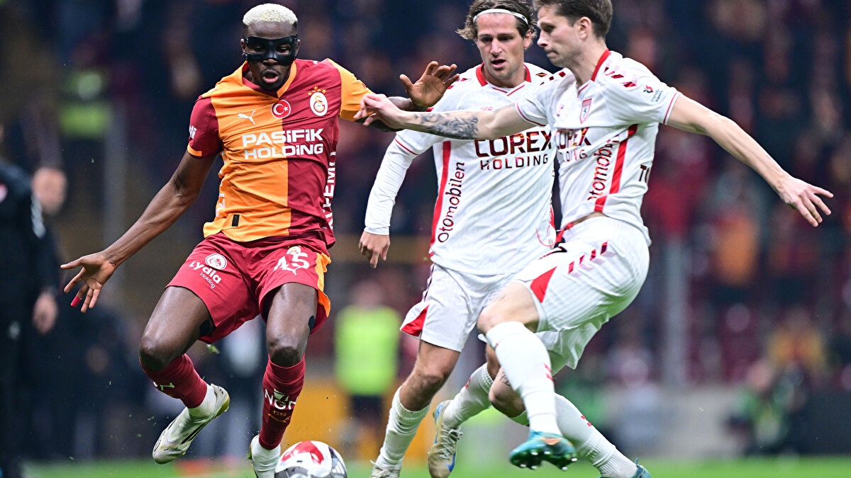 Maç kaybettiğinde tüm gece uyuyamadığını ifade eden Nijeryalı golcü “Kaybedersem geceleri asla uyuyamam. Sahada farklı bir canavara dönüşüyorum” dedi. <br><br>“Benim geldiğim yer, yaşadığım zor şartlar, kariyerimde bu mental doğuşu sağladı. Benden sadece yetenek beklemek yeterli değil; çalışma, azim ve mücadele de önemli. Hepsini yapmam lazım.” İfadelerini kullandı. <br>