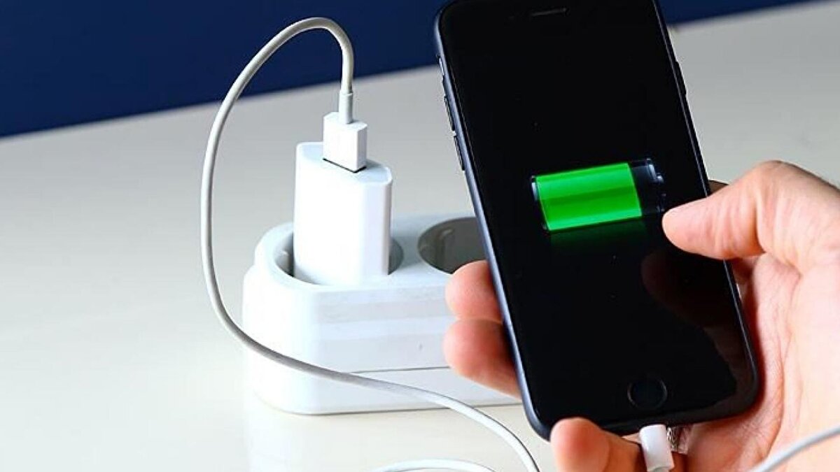 Juice Jacking saldırıları nasıl gerçekleşiyor?<br><br>Saldırı, kullanıcı fark etmeksizin başlıyor. Telefon USB portuna bağlanır bağlanmaz, veri pinleri üzerinden arka planda iletişim kurulabiliyor. Bazı durumlarda ekrana “Bu cihaza güveniliyor mu?” uyarısı gelse de, daha gelişmiş saldırılarda bu adım tamamen atlanabiliyor. Cihazın kilidini aşan saldırganlar, kısa süre içinde fotoğraflar, e-postalar ve banka uygulamalarındaki kritik bilgileri kopyalayabiliyor. Ayrıca casus yazılım veya fidye yazılımı yüklenerek, kullanıcıya ait verilerin uzun süre takip edilmesi mümkün hale geliyor.