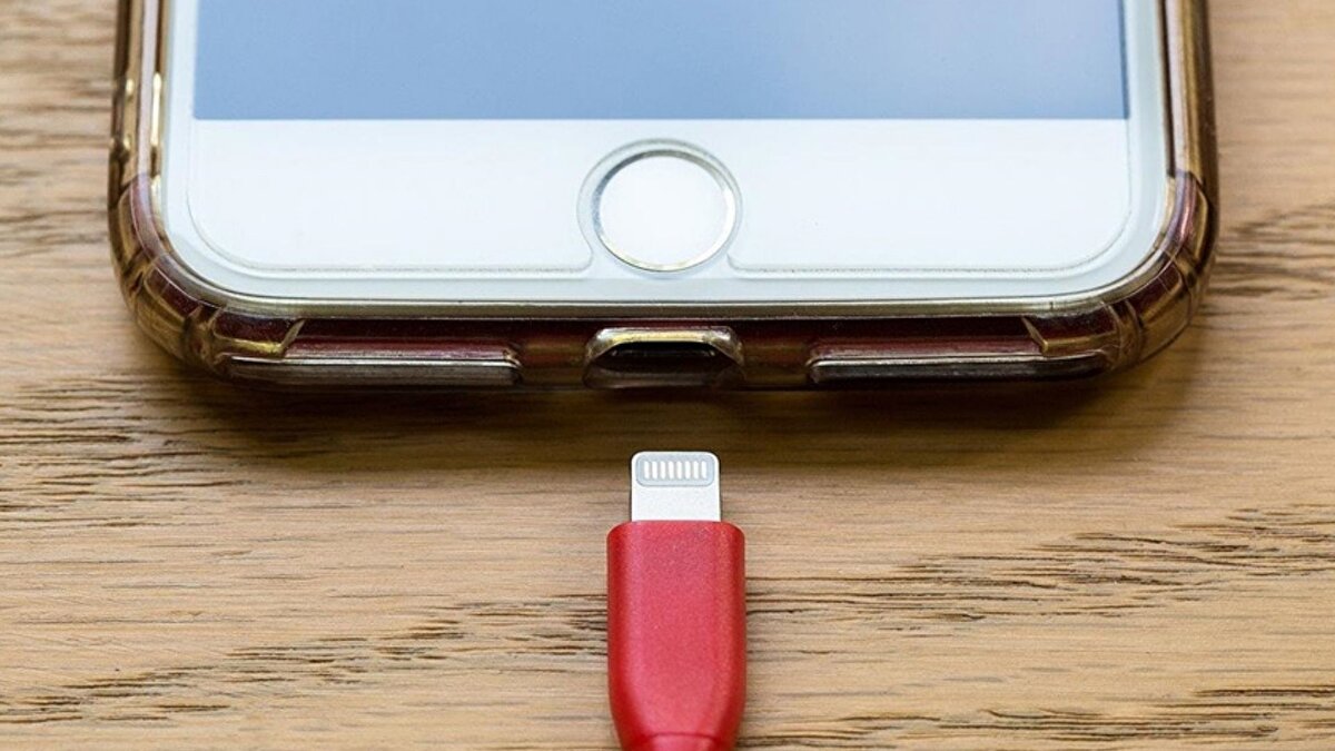 Akıllı telefon kullanımının arttığı Türkiye’de, özellikle havalimanı ve alışveriş merkezlerinde bulunan ücretsiz USB şarj portlarının güvenlik riski taşıdığına dikkat çekiliyor. Siber güvenlik literatüründe “Juice Jacking” olarak bilinen bu yöntemde, kullanıcı cihazını yalnızca şarj ettiğini sanırken, USB portu üzerinden sessizce veri aktarımı başlatılabiliyor. Enerji ve veri transferini aynı hat üzerinden gerçekleştiren USB teknolojisi, kötü niyetli kişilerin müdahalesine açık bir yapıya sahip.
