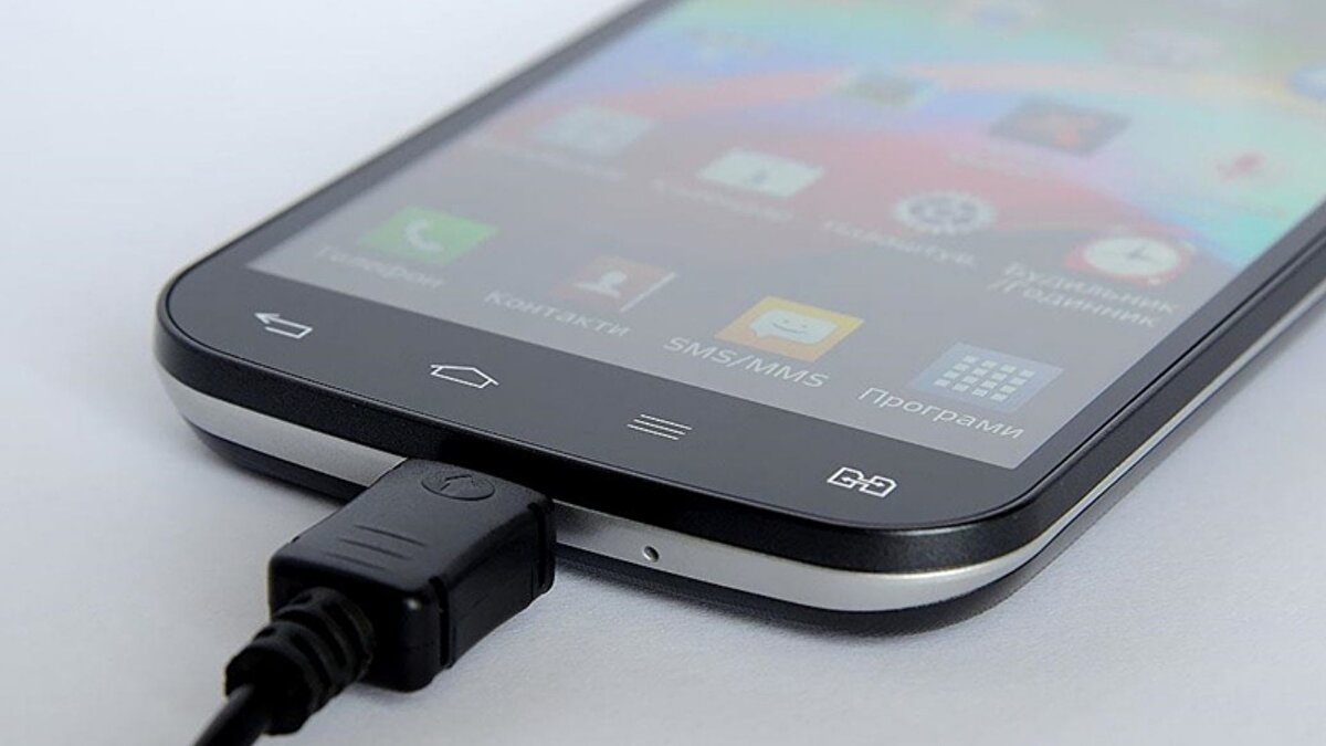 USB veri engelleyici: En basit korunma yöntemi<br><br>Uzmanlar, bu riske karşı en pratik çözümün “USB veri engelleyici” (data blocker) kullanmak olduğunu belirtiyor. Şarj kablosu ile USB portu arasına takılan bu küçük aparat, veri pinlerini fiziksel olarak devre dışı bırakarak yalnızca enerji akışı sağlıyor. Böylece cihaz ister bir kafede ister havalimanında takılsın, veri aktarımı tamamen engellenmiş oluyor.