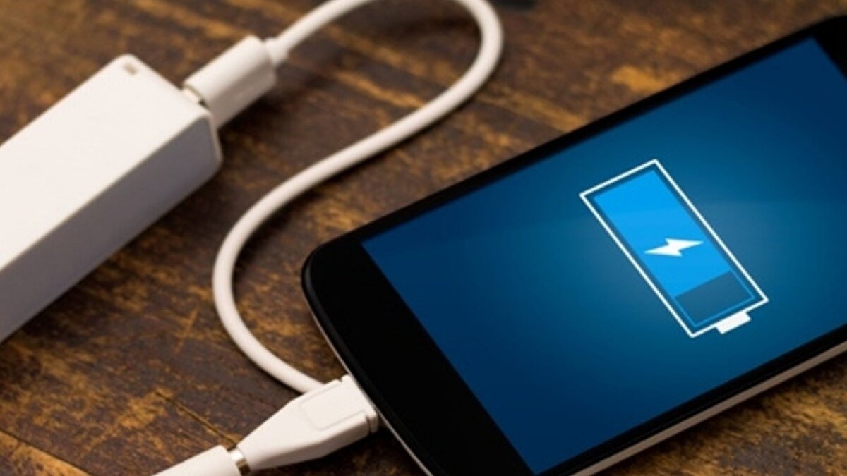 Kendi adaptörünüzle şarj edin<br><br>Türkiye’de ve dünya genelinde önerilen en güvenli şarj yöntemi ise USB portları yerine doğrudan priz kullanmak. Kendi şarj adaptörünüzü 220V prize taktığınızda yalnızca elektrik akımı sağlandığı için veri hırsızlığı riski ortadan kalkıyor. Powerbank kullanımı da benzer şekilde güvenli kabul ediliyor; kapalı devre yapısı nedeniyle dış müdahaleye izin vermiyor.