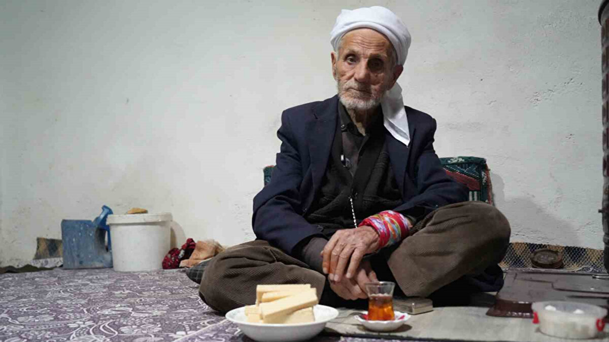 “Mide rahatsızlığından sonra başka hiçbir şey yiyemedim”<br>Yaşadıklarını anlatan Balık, uzun yıllardır başka hiçbir yiyeceği tüketemediğini ifade ederek şunları söyledi:<br>“86 yaşındayım. Askerden döndükten sonra mide problemim başladı ve yaklaşık 50 yıldır yemek yiyemiyorum. Yalnızca çay ve gofret tüketebiliyorum. Tek başıma yaşıyorum, geceleri de sobanın yanında çayla vakit geçiriyorum.”