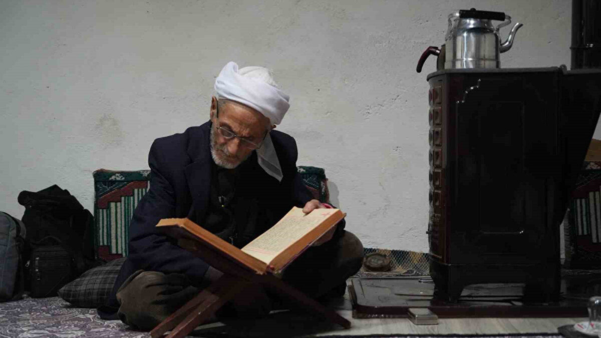 Ailesi de şaşkın: “Ekmek bile yemeden nasıl yaşadığına anlam veremiyoruz”<br>Rüstem dedenin yeğeni Hüseyin Dinçer ise yıllardır bu beslenme düzenine nasıl dayanabildiğine hayret ettiklerini belirtti. Dinçer, “Dayım 50 yıldır çay ve gofret dışında hiçbir şey yemedi. Buna rağmen dağ bayır gezer, yürür, tırmanır. Bu durum bize mucize gibi geliyor” dedi.