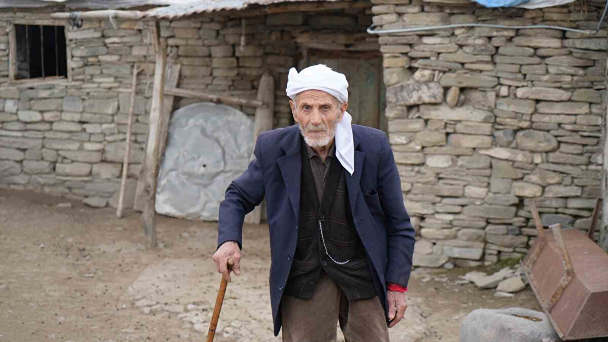 Muş’un Kırköy beldesinde yaşayan 86 yaşındaki Rüstem Balık, yarım asrı aşan bir süredir yalnızca çay ve gofret tüketerek yaşamını sürdürüyor. Askerlik dönüşünde geçirdiği mide rahatsızlığının ardından normal yiyecekleri tüketemeyen Balık, o günden bu yana bu iki gıda ile hayatına devam ediyor.
