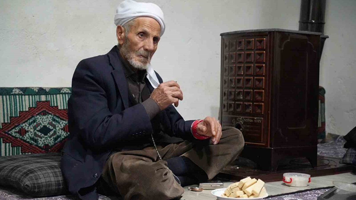 Yarım asırlık alışkanlık: Günde iki gofret, sınırsız çay<br>Rüstem dede, yıllardır aynı düzeni takip ediyor: Günde yalnızca iki gofret yiyor ve günün geri kalanında çay içiyor. Dört yıl önce eşini kaybeden Balık, kendi yaptığı mütevazı evinde tek başına yaşıyor. Gününün büyük kısmını soba başında geçiriyor ve köylüler tarafından sık sık ziyaret ediliyor.