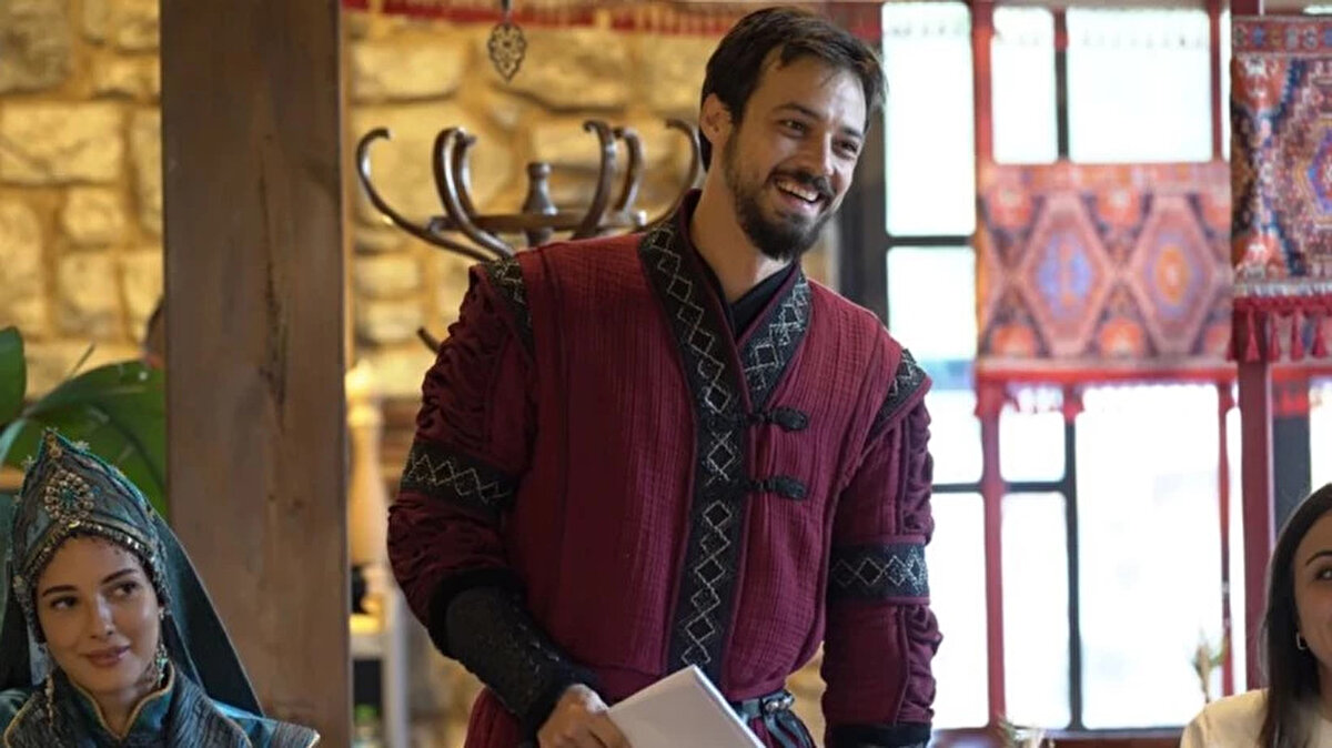 ATV’nin sevilen dönem dizisi Kuruluş Orhan, yeni sezonda oyuncu kadrosunu güçlendirmeye devam ediyor. Dizi, hem senaryosundaki dönüşümler hem de kadroya eklenen yeni isimlerle son haftalarda sık sık gündemde yer aldı. Yapımdaki değişim süreci reytinglere de yansıyarak dikkat çekti.