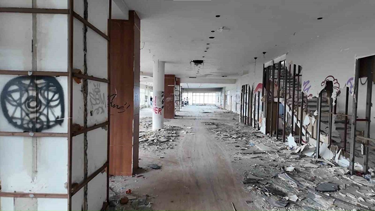 Tesisin ya korunarak güvenli hale getirilmesi ya da yeniden turizme kazandırılarak bölgeye değer katması gerektiğini ifade eden vatandaşlar, “Bu yapı hem ekonomik hem turistik anlamda büyük bir potansiyel taşıyor, heba edilmemeli” çağrısında bulundu.