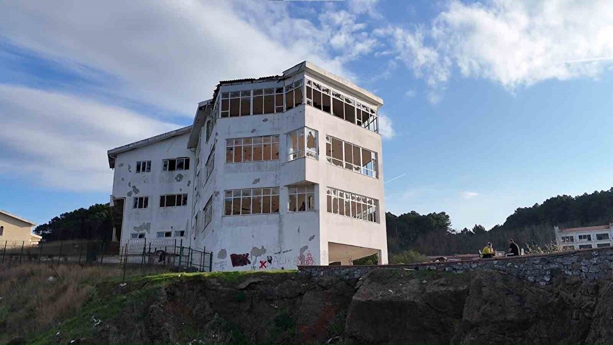 İhale 2017’de takıldı, süreç hâlâ çözülemedi<br><br>Özelleştirme İdaresi, 2017 yılında oteli 71 milyon TL bedelle satışa çıkarmış, ancak süreç mahkemeye taşındığı için ihale tamamlanamamıştı. Aradan geçen sekiz yılda otelle ilgili hiçbir resmi adım atılmayınca, bölgenin değerli turistik yapısı tamamen kaderine terk edildi. Çevrede yaşayanlar, yıllardır boş duran tesisin hem güvenlik hem de çevresel risk oluşturduğunu belirterek yetkililere çağrıda bulundu.