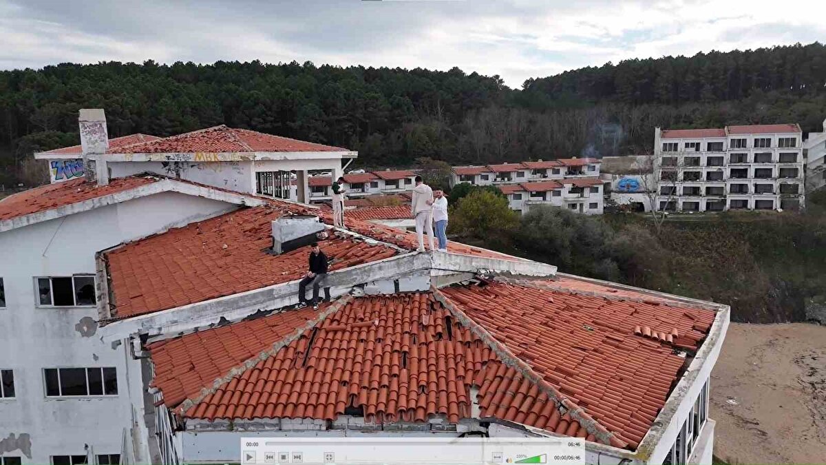 Fotoğraf çekmek için bölgeye gelen Melih Sezgin ise güvenlik zafiyetinin büyüklüğüne dikkat çekerek,<br>“Burası tamamen sahipsiz. Cam kırıkları, çöpler, tehlike saçan bir ortam var. Akşam saatlerinde ne yaşandığını tahmin bile edemezsiniz. Deniz ve koy çok güzel ama kötü niyetli kişilerin kolayca kullanabileceği bir alan haline gelmiş” dedi.