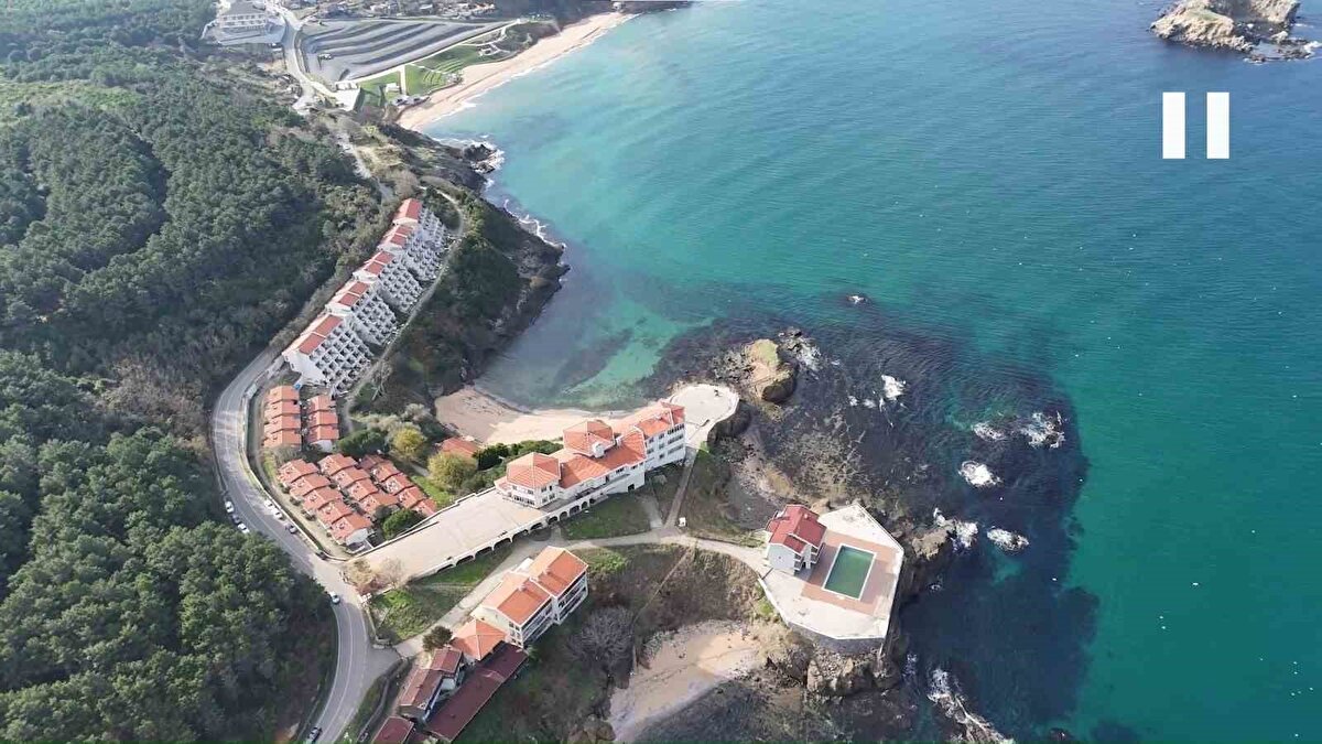 Beykoz Riva’nın eşsiz kıyı şeridinde yer alan ve Türkçe karşılığı “efsane” olan Legend Otel, yıllardır süren hukuki süreç ve sahipsizlik nedeniyle adeta çürümeye terk edildi. İstanbul’un en değerli noktalarından birinde bulunan 186 odalı dev tesis, güvenliğin tamamen ortadan kalkmasıyla birlikte madde bağımlılarının ve hırsızların uğrak noktası haline geldi.