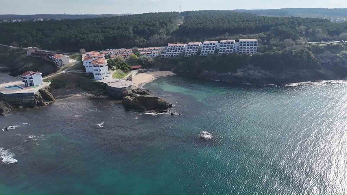 Camların kırıldığı, kapıların söküldüğü, odaların talan edildiği otelin içi ve dışı tanınmayacak dereceye gelirken, tesisin son hali havadan görüntülendi.