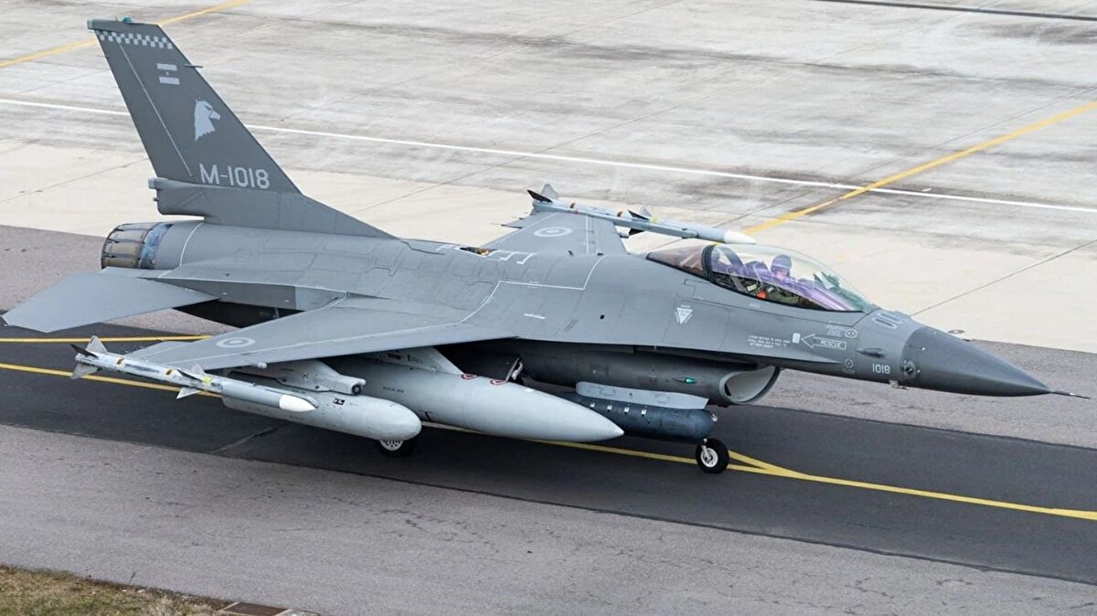 Türkiye’nin yeni nesil uçağı: KAAN<br><br>Beşinci nesil milli savaş uçağı KAAN henüz envantere girmedi ancak 2024’te gerçekleştirdiği ilk uçuş, program için büyük bir dönüm noktası oldu. KAAN’ın gelecekte Türkiye’nin ana muharip uçağı olması öngörülüyor.