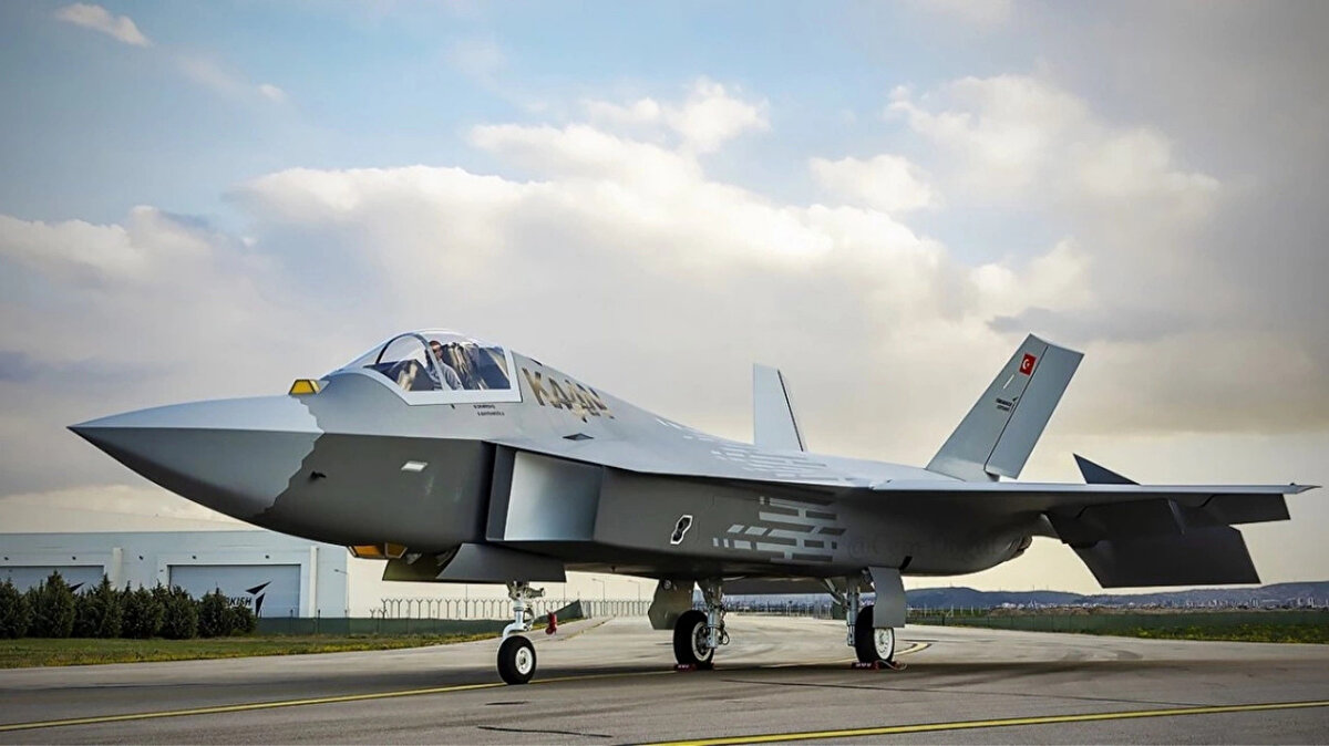 Türkiye dünya sıralamasında kaçıncı?<br><br>Türkiye, toplam 1.083 savaş uçağıyla listede 9. sırada yer alıyor. Bu rakam, hem modernizasyon yatırımları hem de KAAN projesiyle daha da güçlenecek bir potansiyeli işaret ediyor.