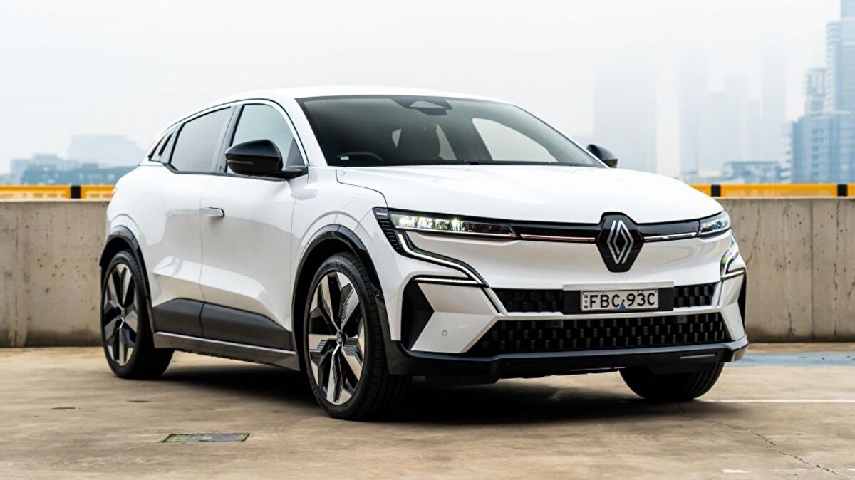 Megane E-Tech Elektrikli<br>• Techno EV60 220 hp — 2.259.500 TL<br><br>Megane hem içten yanmalı motorlarıyla hem de tam elektrikli E-Tech versiyonuyla geniş bir kullanıcı kitlesi hedefliyor.