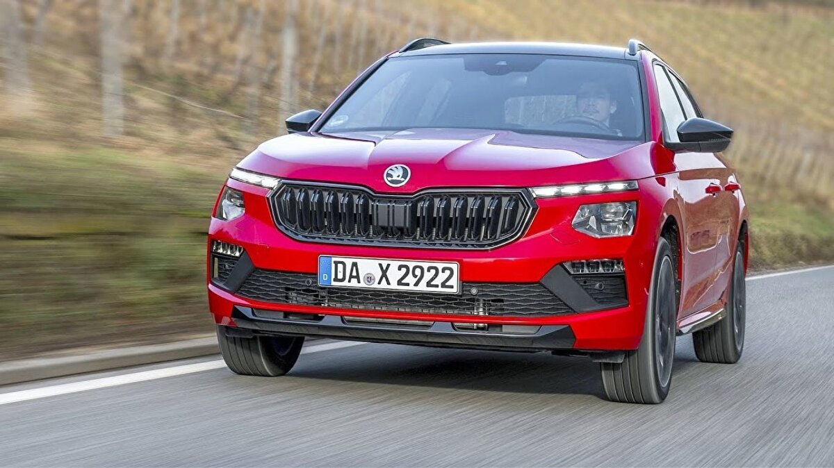 Skoda Karoq fiyat listesi – Aralık 2025<br><br>1.5 TSI ACT 150 PS Premium Otomatik — 2.950.400 TL<br><br>1.5 TSI ACT 150 PS Prestige Otomatik — 3.266.900 TL<br><br>1.5 TSI ACT 150 PS Sportline Otomatik — 3.372.400 TL