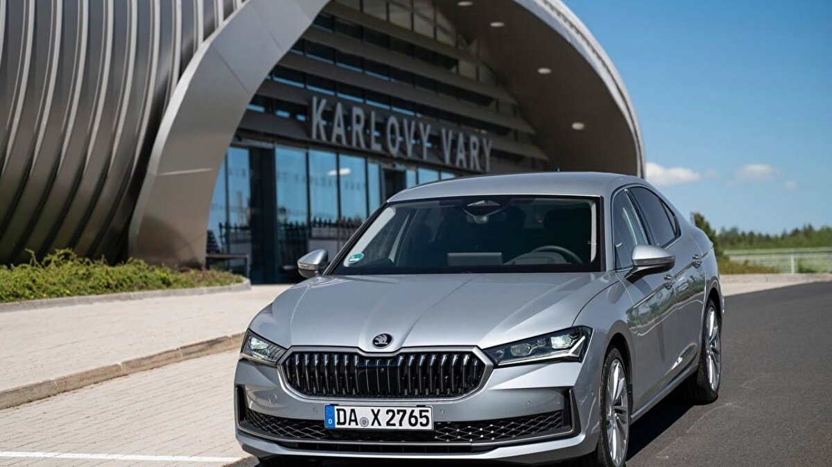 Skoda Octavia fiyat listesi – Aralık 2025<br><br>1.5 TSI 150 PS Hibrit Elite Otomatik — 2.380.400 TL<br><br>1.5 TSI 150 PS Hibrit Premium Otomatik — 2.910.400 TL<br><br>1.5 TSI 150 PS Hibrit Prestige Otomatik — 3.157.400 TL<br><br>1.5 TSI 150 PS Hibrit Sportline Otomatik — 3.157.400 TL<br><br>2.0 TSI 265 PS RS Otomatik — 4.850.400 TL<br><br>1.5 TSI 150 PS Hibrit Combi Sportline — 3.257.400 TL<br><br>2.0 TSI 265 PS Combi RS — 4.950.400 TL