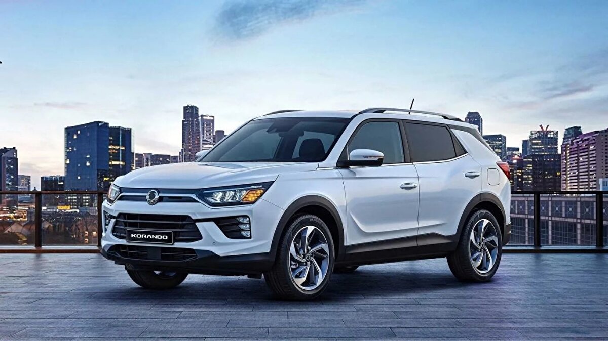 Korando fiyatı – Aralık 2025<br><br>1.5L 163 HP 4x2 Titanium Otomatik — 2.250.000 TL<br><br>Kompakt SUV sınıfında yer alan Korando, 163 HP gücündeki turbo benzinli motoru, geniş dijital ekranı ve güvenlik donanımlarıyla öne çıkan bir model.