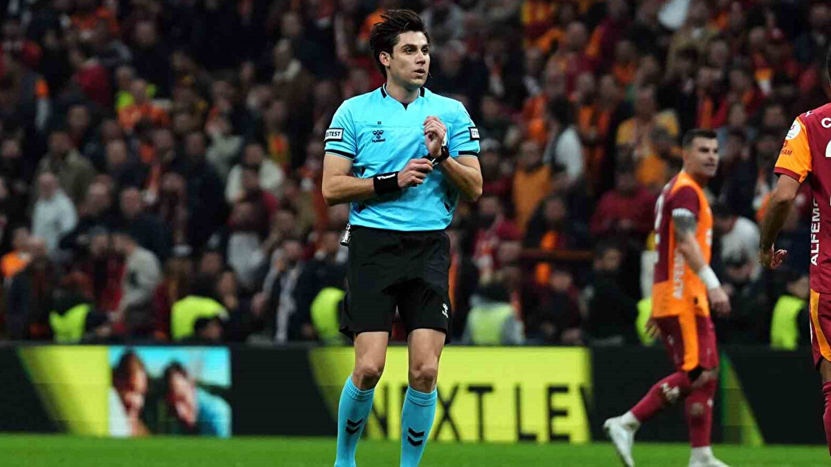 "POZİSYON PENALTI"<br><br>“Kazımcan’ın kolu bedenden genişliyor”<br>Kazımcan'ın sağ kolu bedenden açık genişliyor, topun geçişine engel oluyor, penaltı. Hakem görüyor ama veremedi. Yine VAR'a yaslandı, beklediği destek gelmedi. Türkmen yerli yabancı mentörler ile gelişimini hızlandırmalı." [SABAH]