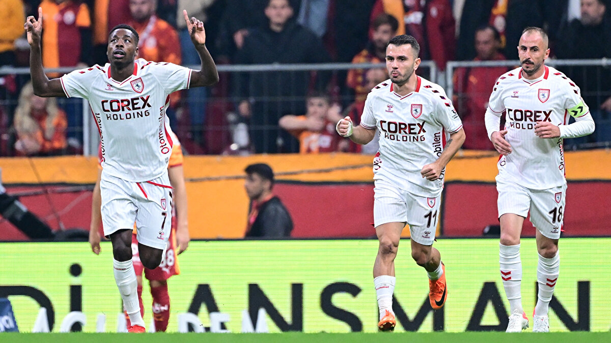 Levent Tüzemen: "Okan Buruk’u uyarıyorum"<br><br>“Okan Buruk'u uyarıyorum! Bir takım devamlı sol kanadından aynı golleri yememeli. Beşiktaş ve US Gilloise sonrası benzer golü Samsun'a karşı da yediler."