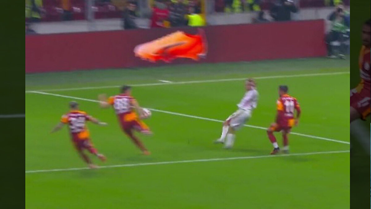 “66'da Kazımcan'ın ayağına Makoumbou, basıyor pozisyon G.Saray lehine penaltıydı. Hakem 'devam' dedi, VAR'ı dinledi ama VAR buna karışmaz.90+7'de Samsunspor penaltı bekledi.”<br>