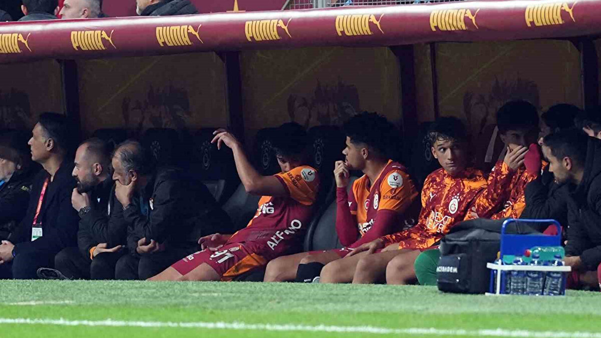 "Emre'nin golünde top kendisine çarpıp giren Osimhen'in ise söyleyecekleri bitmemişti! Nefis bir golle tabelayı da belirledi, liderlik koltuğundan da kaldırmadı takımını. Nefis bir maç izledik. Kaybeden Samsunspor'a da hocası Thomas Reis'e de tebrikler." [SABAH]