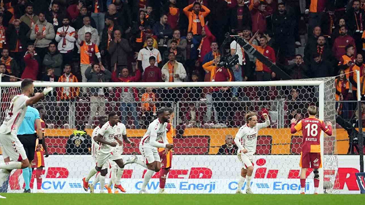 "Buraya önlem alınmalı, oyuncuların pozisyon bilgisi geliştirilmeli. 2-2'ye geldikten sonra ise son anda gecenin adamı Osimhen sahneye çıktı. Röveşatası ile G.Saray'ı liderlikte tuttu.” [SABAH]