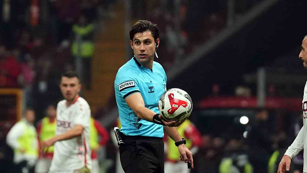 Erman Toroğlu: "Ayıp günah"<br><br>“Son dakikadaki pozisyon net penaltı. Ayıp ve günah. O kadar futbolcunun ekmeğiyle oynamayın. Yapacaksanız yapın, yapmayacaksanız gidin. Hem hakem kör hem VAR kör. Hakem net görüyor, VAR’ın çağırmaması ise çok farklı bir şey.” [SÖZCÜ]