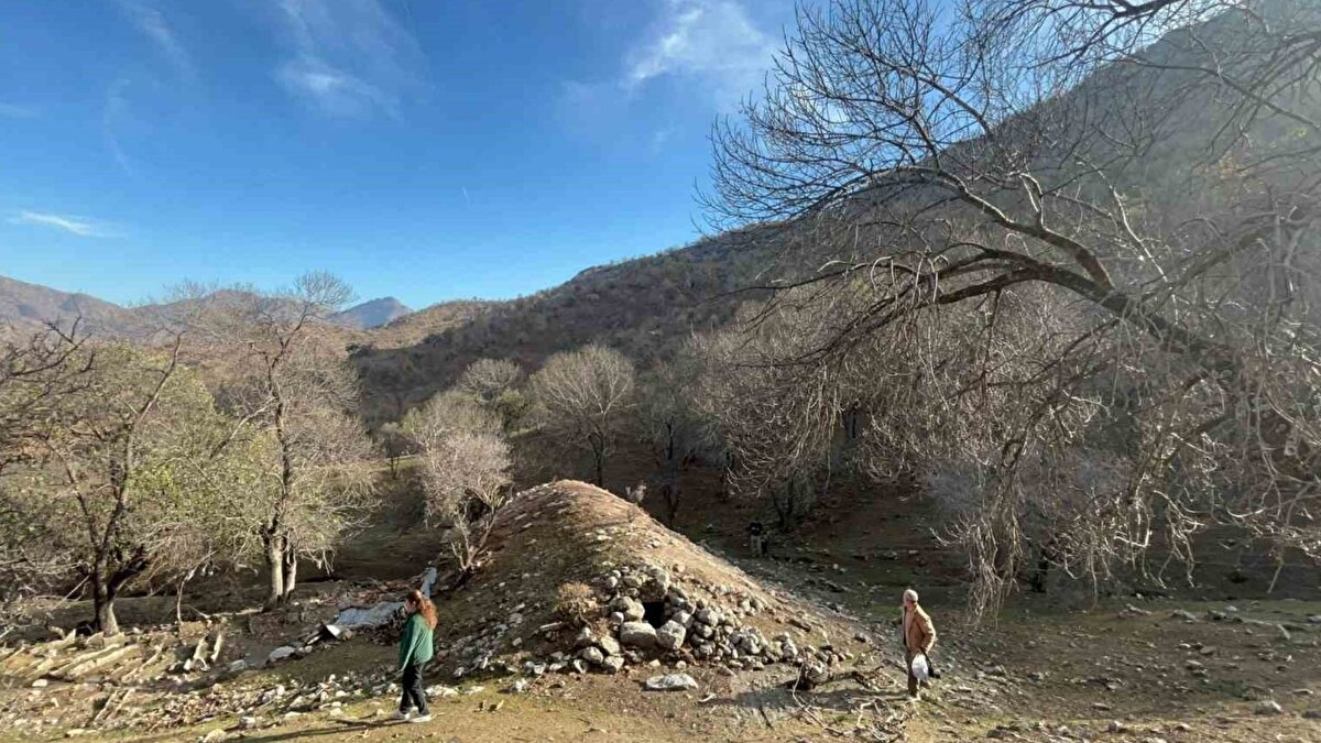 Batman’ın Sason ilçesine bağlı Karameşe köyündeki Gömek Yaylası’nda köylüler tarafından tesadüfen fark edilen yeraltı yapısının bir camiye ait olduğu değerlendiriliyor.Cehennem Deresi çevresinde yapılan doğa gezisi sırasında görülen küçük bir oyuktan girilen yeraltı bölümünde, sağlam bir mihrap ve duvarların içine gömülü çok sayıda küp bulundu. Bu küplerin, dönemin mimari uygulamalarına benzer şekilde, ses yalıtımı ya da akustik düzen için kullanılmış olabileceği değerlendirildi. Ayrıca iç mekânda kimliği belirlenemeyen büyük bir mezar yapısı da yer alıyor.