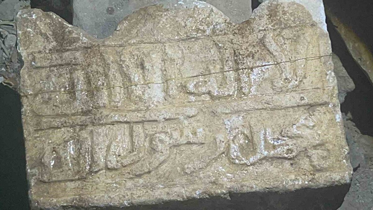 Yüzey araştırmasında çok sayıda mezar görüldü<br><br>Yeraltı yapısının çevresinde yapılan incelemelerde, çocuk mezarları da dahil olmak üzere onlarca uzun mezarın yayla boyunca dağıldığı belirlendi. Batman Valiliği tarafından daha önce bölgede yapılan çalışmalar kültür envanterine işlenmiş olsa da, bu yeraltı camisine dair herhangi bir kaydın bulunmaması dikkat çekiyor.