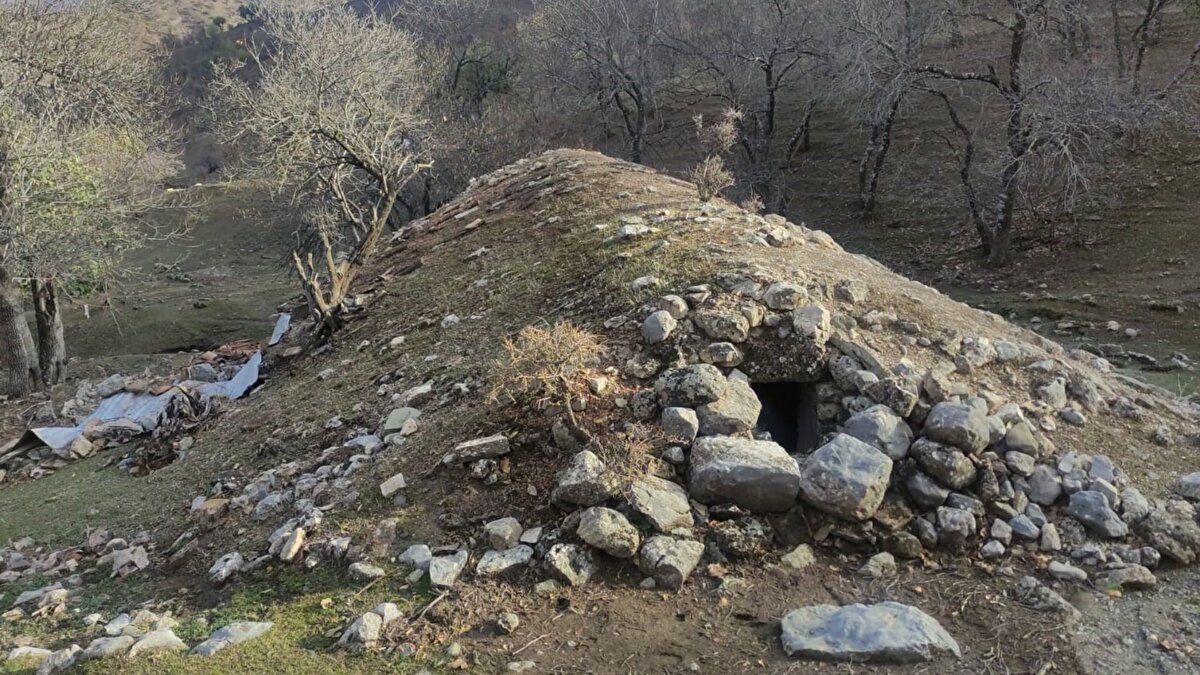Keşfi yapan yürüyüşçüler şaşkın<br><br>Yapının bulunmasına tanıklık eden doğa yürüyüşçüsü Sabahattin Atalay, oyuktan içeri girdiklerinde karşılaştıkları mimari düzenin kendilerini farklı bir döneme götürdüğünü ifade etti. Atalay, uzmanların ilk değerlendirmelerine göre mimarinin Orta Çağ–erken İslam dönemi ya da daha eski bir kültürle ilişkili olabileceğini, kesin tarihlemenin ise kapsamlı bir arkeolojik çalışma ile yapılabileceğini aktardı.Keşfi yapan yürüyüşçüler şaşkın<br>Yapının bulunmasına tanıklık eden doğa yürüyüşçüsü Sabahattin Atalay, oyuktan içeri girdiklerinde karşılaştıkları mimari düzenin kendilerini farklı bir döneme götürdüğünü ifade etti. Atalay, uzmanların ilk değerlendirmelerine göre mimarinin Orta Çağ–erken İslam dönemi ya da daha eski bir kültürle ilişkili olabileceğini, kesin tarihlemenin ise kapsamlı bir arkeolojik çalışma ile yapılabileceğini aktardı.