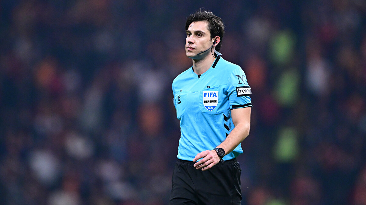 Sarı-kırmızılı takım, Victor Osimhen son dakikalarda attığı harika golle karşılaşmay 3-2 kazandı. <br><br>Maçın ardından yayıncı kuruluşun programı Trio’daki eski hakemler, tartışılan pozisyonları tek tek yorumladı. İşte geceye damga vuran pozisyonlar…<br><br>