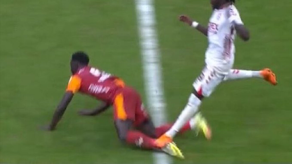 GALATASARAY'IN KIRMIZI KART BEKLEDİĞİ POZİSYON <br><br>Bülent Yıldırım: Net faul. Ndiaye bilerek ve isteyerek faul yaptığını düşünürsek kart değerlendirmesi yapmamız gerek. Sanchez ayağını çok açtığı için Ndiaye'nin basacak yeri kalmadı. Hakemin kararına saygı duyuyorum.<br><br>Bahattin Duran: Üstüne bassa ve kalsa farklı bir şey konuşurduk. Kırmızı kart olduğunu düşünmüyorum.<br><br>Deniz Çoban: Şiddet var diyenlere saygı duyuyorum. Ayak oraya geldiği anda ayağını hemen kurtarıyor. Kırmızı karta benzetemiyorum. Faul kararı doğru.