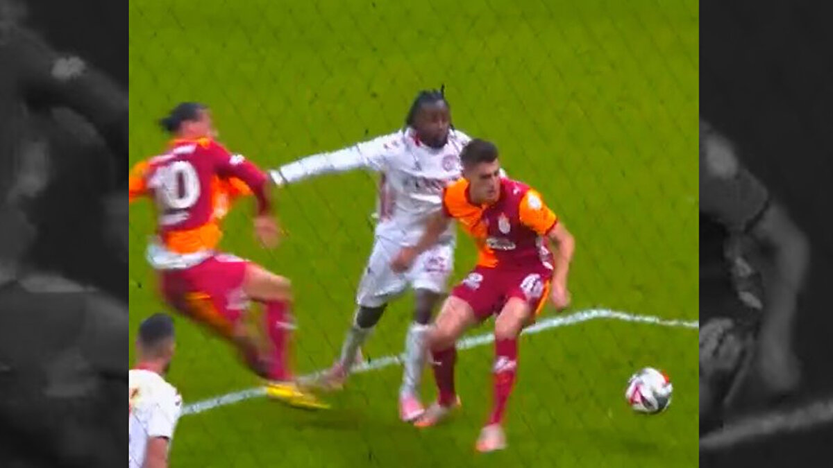 MAKOUMBO'NUN KAZIMCAN'IN AYAĞINA BASTIĞI POZİSYON<br><br>Bülent Yıldırım: Kaotik pozisyon. Küçük bir temas var. Devamda problem yok. Sane, Makoumbou'ya kontakta bulundu, doğal. Makoumbou da Kazımcan'a hafif dokundu. Sane'yi çıkarsak yüzde yüz penaltı olur ama Sane'nin de kontağa katkısı oldu. Devam kararı doğru.<br><br>Deniz Çoban: Kontak çok hafif. Hakem sahada penaltı verebilirdi, o da tartışılır. Sane'nin ayağından sekip Makoumbou, Kazımcan'ın ayağına ufak basıyor, devam kararı doğru.<br><br>Bahattin Duran: Devam kararı çok doğru. Makoumbou, iki oyuncunun arasında kaldı. Ne kadar dikkatli davranırsanız davranın, Sane çarptıktan sonra yapacak bir şeyi yok.