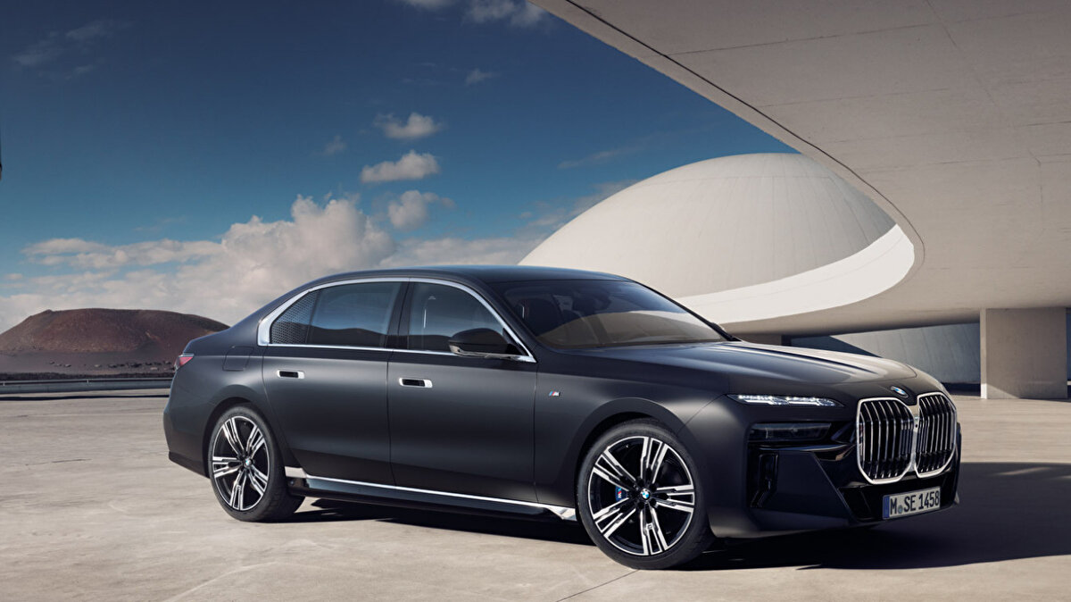 BMW 7 Serisi Fiyat Listesi – Aralık 2025<br><br>BMW'nin amiral gemisi 7 Serisi fiyatları ise şu şekilde:<br><br>BMW 740d xDrive Sedan Pure Excellence Mild Hybrid - Dizel: 18.353.400 TL<br><br>BMW 740d xDrive Sedan M Excellence Mild Hybrid - Dizel: 19.275.700 TL