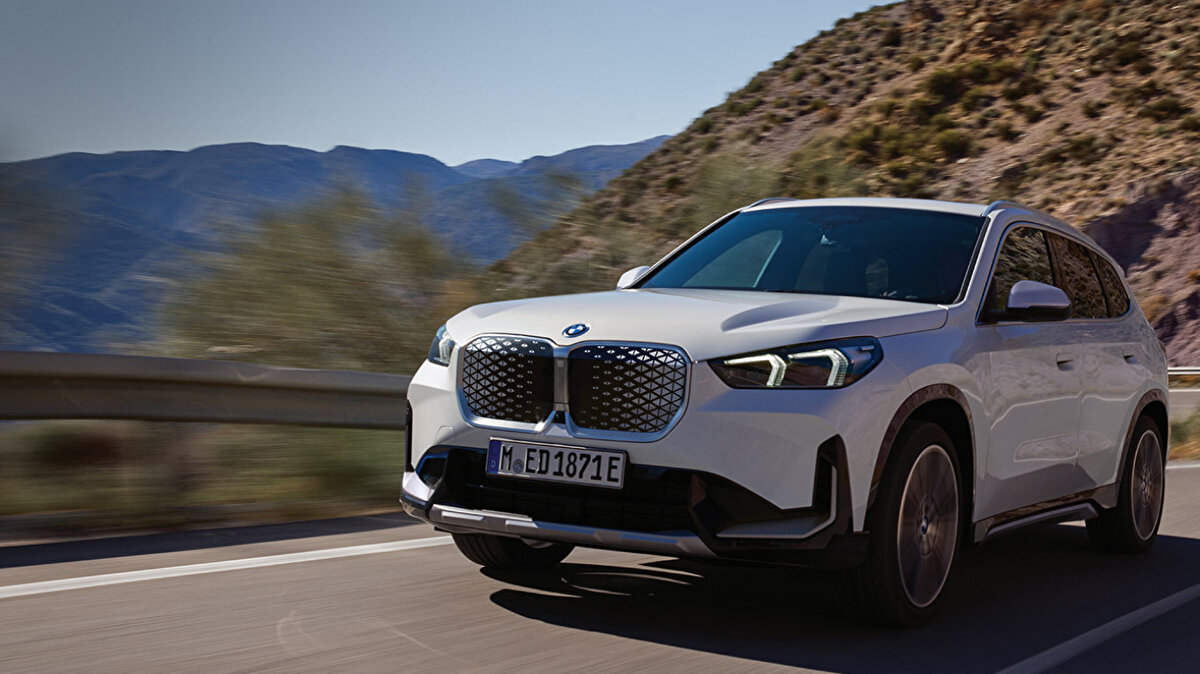 BMW iX1, iX2, iX Fiyat Listesi – Aralık 2025<br><br>BMW'nin elektrikli SUV'ları iX1, iX2, ve iX de Aralık ayında şu fiyatlarla satışa sunuluyor:<br><br>BMW iX1:<br><br>BMW iX1 eDrive20 Sport Line Elektrik: 3.667.500 TL<br><br>BMW iX1 eDrive20 M Sport Elektrik: 3.948.300 TL<br><br>BMW iX2:<br><br>BMW iX2 eDrive20 M Sport Elektrik: 4.055.900 TL<br><br>BMW iX:<br><br>Yeni BMW iX xDrive60 M Sport Elektrik: 9.228.900 TL