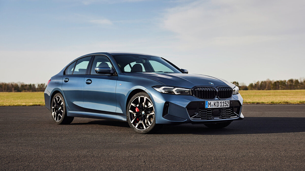 BMW 3 Serisi Fiyat Listesi – Aralık 2025<br><br>BMW'nin en popüler modellerinden biri olan 3 Serisi, hem sedan hem de touring seçenekleriyle Aralık ayında şu fiyatlarla listelendi:<br><br>BMW 320i Sedan Sport Line - Benzin: 4.939.000 TL<br><br>BMW 320i Sedan M Sport - Benzin: 5.349.000 TL<br><br>BMW 320i Sedan 50 Jahre Edition - Benzin: 5.962.400 TL<br><br>BMW 3 Serisi Touring:<br><br>BMW 330i xDrive Touring M Sport - Benzin: 8.332.900 TL