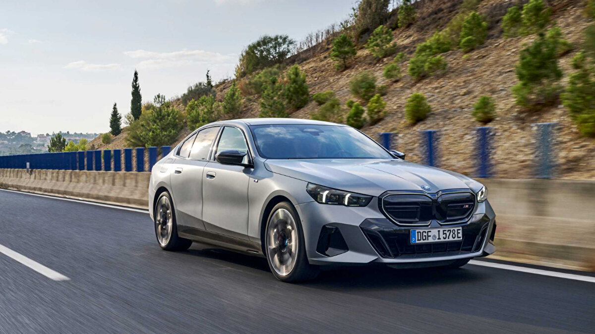 BMW 5 Serisi Fiyat Listesi – Aralık 2025<br><br>BMW'nin lüks sedan modeli 5 Serisi, Aralık ayında şu fiyatlarla sunuluyor:<br><br>BMW 520i Sedan M Sport Mild Hybrid - Benzin: 7.563.400 TL<br><br>BMW 520i Sedan Edition M Sport Mild Hybrid - Benzin: 8.040.500 TL<br><br>BMW 520d xDrive Sedan:<br><br>BMW 520d xDrive Sedan M Sport Mild Hybrid - Dizel: 9.959.800 TL<br><br>BMW 520d xDrive Sedan Edition M Sport Mild Hybrid - Dizel: 10.965.400 TL