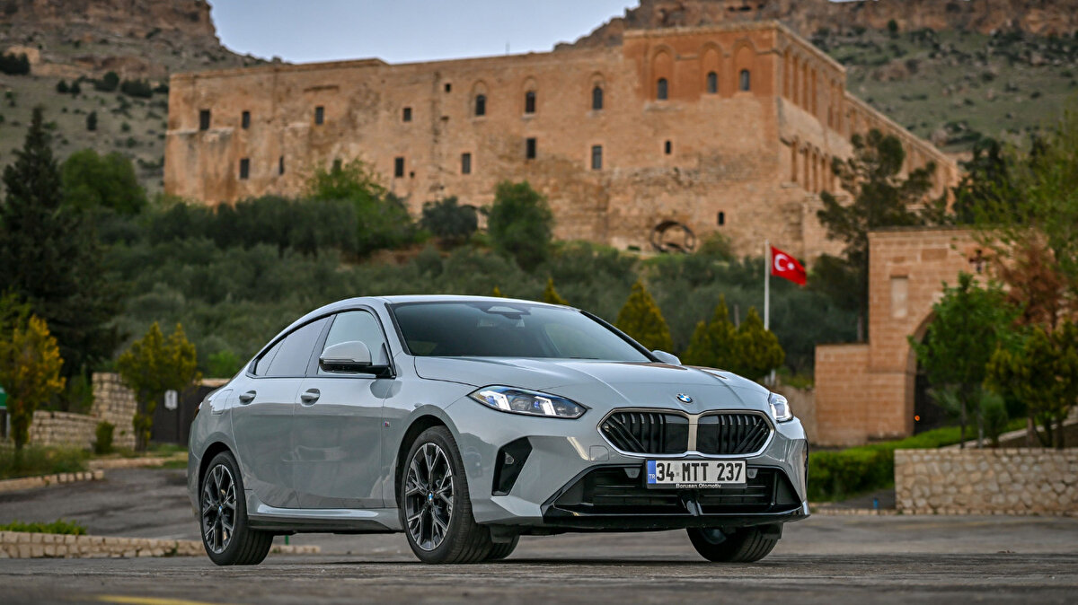 BMW 2 Serisi Fiyat Listesi – Aralık 2025<br><br>BMW'nin küçük sedan ve gran coupé modellerinden oluşan 2 Serisi, Aralık ayında şu fiyatlarla alıcılarıyla buluşuyor:<br><br>Yeni BMW 220 Gran Coupé Sport Line Mild Hybrid - Benzin 170 bg: 3.548.300 TL<br><br>Yeni BMW 220 Gran Coupé M Sport Mild Hybrid - Benzin 170 bg: 4.009.300 TL<br><br>BMW 2 Serisi Active Tourer:<br><br>Luxury Line Plug-in Hybrid - Benzin: 4.493.000 TL<br><br>M Sport Plug-in Hybrid - Benzin: 4.803.800 TL