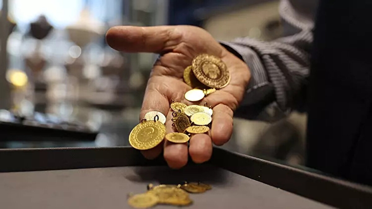 “Pozisyonlarınızı koruyun” mesajı<br><br>Aralık ayının genelinde sakin bir görünüm bekleyen Memiş, Fed’in açıklamalarının ise belirleyici olacağını söyledi. Yatırımcılara şu uyarıda bulundu:<br><br>“Altın, gümüş, döviz, kripto veya borsada pozisyonu olan herkes, mevcut varlıklarını korumalı ve acele karar vermemeli.”