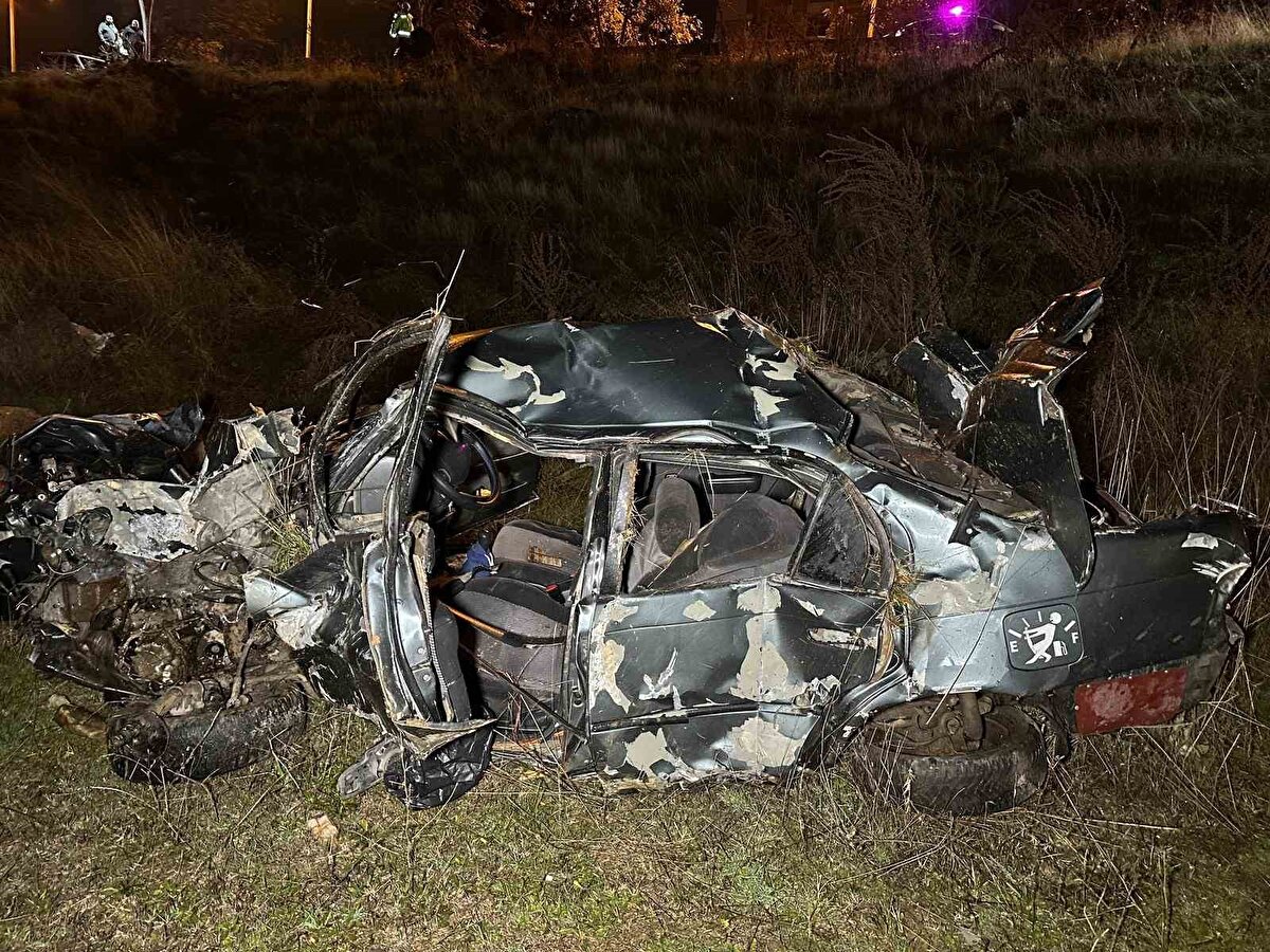 Sürücü müdahaleye rağmen kurtarılamadı<br>Sağlık ekiplerinin tüm çabalarına rağmen sürücü Ümit Güneş kaldırıldığı özel hastanede hayatını kaybetti. Diğer yaralının tedavisinin sürdüğü belirtildi. Kazanın ardından olay yerinde incelemeler yapılırken, araç neredeyse tamamen parçalanmış hâlde bulundu.