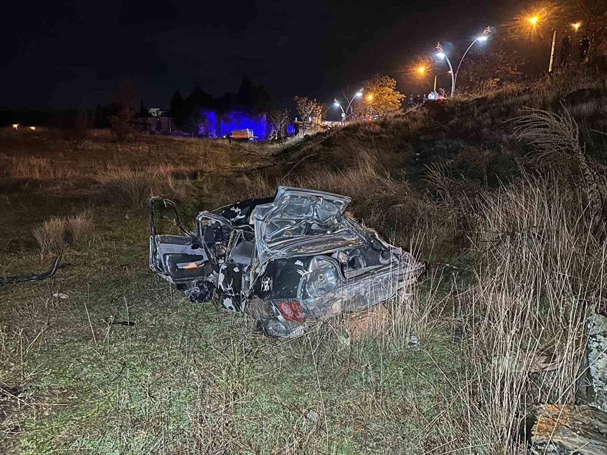 İzmir-Uşak karayolunda sürücüsünün direksiyon hakimiyetini kaybettiği otomobil refüje çarpıp şarampole devrildi. Araç parçalanmış hâlde bulunurken iki kişi yaşamını yitirdi, bir kişi yaralandı. Sürücü Ümit Güneş hastanede yapılan müdahalelere rağmen kurtarılamadı. Polis kazayla ilgili inceleme başlattı.