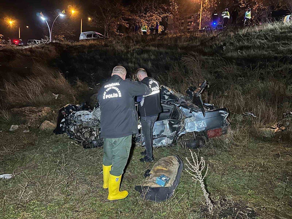 Olay yerinde bir kişi öldü<br>İhbar üzerine sağlık ve polis ekipleri hızlı şekilde bölgeye sevk edildi. Yapılan ilk kontrollerde, araçta yolcu olarak bulunan 29 yaşındaki Musa Köse’nin yaşamını yitirdiği tespit edildi. Ağır yaralanan sürücü Ümit Güneş ile araçtaki A.K. ambulanslarla kentteki hastanelere kaldırıldı.