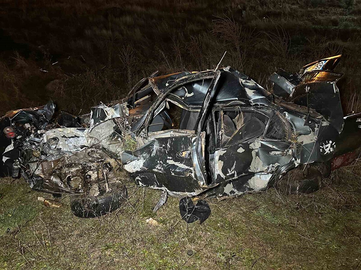 Uşak’ta İzmir-Uşak karayolu üzerinde Huzur Park yakınlarında meydana gelen kazada, 65 EV 148 plakalı otomobil sürücüsünün kontrolü kaybetmesi sonucu refüje çarptı. Çarpmanın şiddetiyle yan yola savrulan araç daha sonra şarampole devrilerek takla attı. Bölge, sabah saatlerinde yaşanan olay nedeniyle trafiğin yavaşladığı bir noktaya dönüştü.