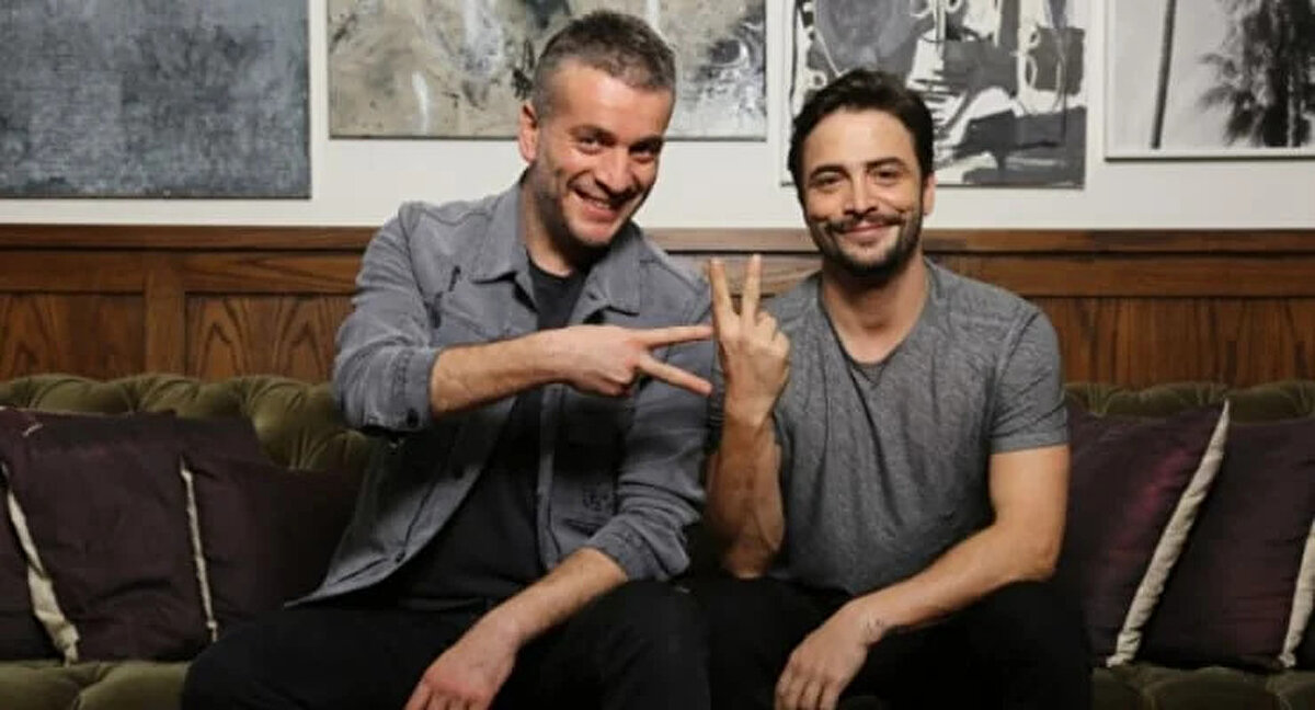 İstanbul’da iç kanama geçirdikten sonra hastaneye kaldırılan oyuncu Murat Cemcir’in tedavisi sürüyor. Doktorların açıklamasına göre ünlü isim, dört gün süren yoğun bakım sürecinin ardından kontrol altında tutulmak üzere servise alındı. Sağlık ekipleri, Cemcir’in durumunun stabil olduğunu ve iyileşme sürecinin olumlu ilerlediğini belirtiyor.