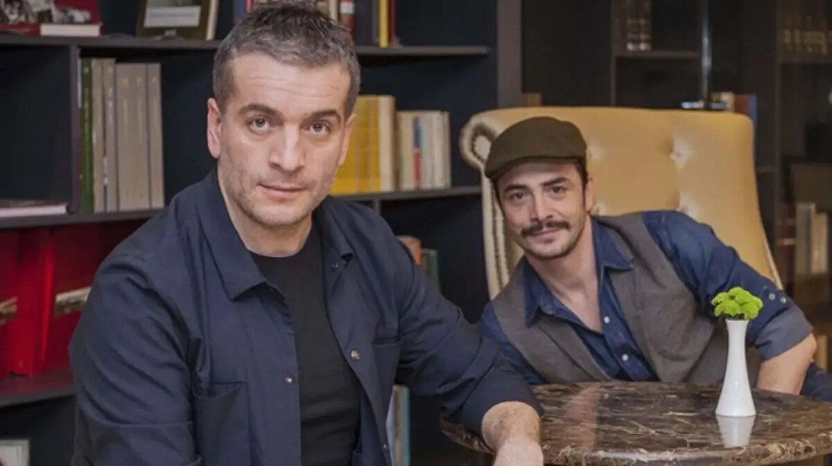 Küslüğün arka planı<br>2010’lu yıllarda ‘İşler Güçler’, ‘Kardeş Payı’ ve ‘Düğün Dernek’ gibi yüksek izlenme oranlarına ulaşan projelerde birlikte rol alan Kural ve Cemcir’in yolları, 2019’dan itibaren fikir ayrılıkları nedeniyle ayrılmaya başlamıştı. Üçlü olarak çalıştıkları yönetmen Selçuk Aydemir’in yeni projeye Kural ile devam edecek olması ise kopuşu hızlandırmıştı. Cemcir, geçmişte “Bizimki kırgınlık değil, bıkkınlık” sözleriyle süreci özetlemişti.