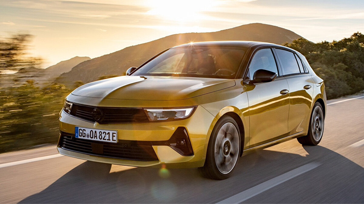 Opel Astra Fiyatları<br><br>1.2 130 HP Benzin AT8 GS: 2.148.000 TL (Kampanya: 1.890.000 TL)<br><br>1.5 130 HP Dizel AT8 GS: 2.250.000 TL<br><br>Astra Elektrik 115 kW Ultimate: 2.384.000 TL (Kampanya: 2.240.000 TL)