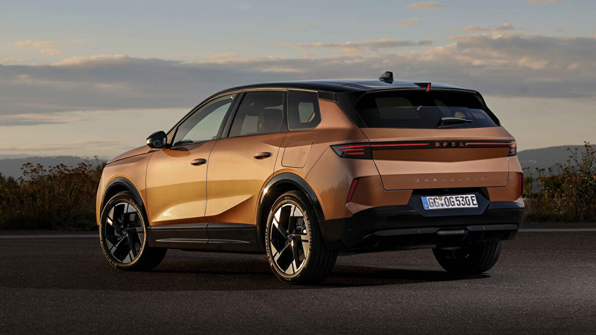 Opel Grandland Fiyatları<br><br>Hybrid 1.2 136 HP e-DCT6 Edition: 2.796.000 TL<br><br>Hybrid 1.2 136 HP e-DCT6 GS: 2.951.000 TL<br><br>Grandland Elektrik 157 kW Edition: 3.100.000 TL<br><br>Grandland Elektrik 157 kW GS: 3.286.000 TL