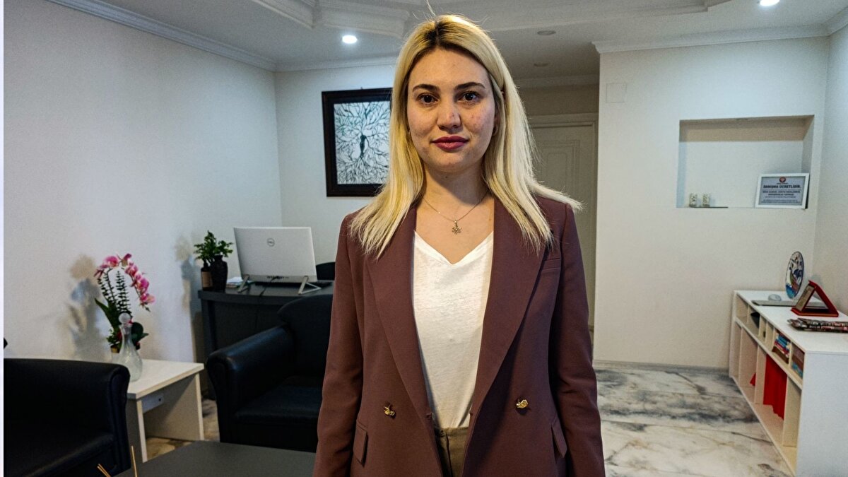 Paylaşım yapanlar için kanunda istisna olsa da tazminat riski sürüyor<br><br>Mevzuatta bireysel hesaplardan yapılan paylaşımlar için hapis cezası uygulanmasa da telif hakkı ihlali nedeniyle maddi veya manevi tazminat talepleri gündeme gelebiliyor. Bu nedenle Türkiye’de sosyal medya kullanıcılarının izinsiz video ve müzik paylaşımında dikkatli olması gerektiği vurgulanıyor.