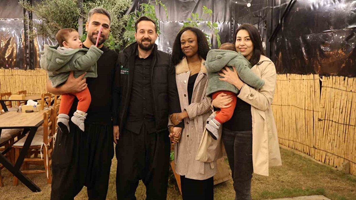 Gelin: Türk kültürü beni çok etkiledi<br><br>Afrikalı gelin Rama Rana Diallo, Türk düğün geleneklerinden en çok kına yakılırken testi kırma ve ayakkabı altına isim yazılmasına şaşırdığını söyledi. Diallo, Adana’nın Kozan ilçesinin Afrika’dan sıcak olduğunu da ifade ederek "Gine doğumluyum, New York’ta yaşıyorum. Tüm kültürlerin birleştiği bir düğün oldu. Ailelerimiz hediyelerle destek oldu, çok duygulandım. Adana’ya gelince insanların çok sıcak olduğunu gördüm. New York’ta havaalanına giderken Adana’ya gittiğimi söyleyince bir taksici bana ‘Güneşe ateş edilen yere mi gidiyorsun?’ demişti, duyunca şaşırmıştım. Gelince önyargım kırıldı. Çok iyi kalpli misafirperver insanlar. Burası Afrika’dan bile daha sıcak. Burada olmaktan mutluyum. Kozan mı sıcak ? Afrika derseniz ? Afrika’da yaşamayı tercih ederim burası yazın çok sıcak "diye konuştu.